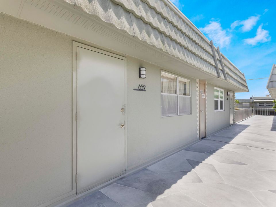 For Sale: $104,999 (2 beds, 2 baths, 880 Square Feet)