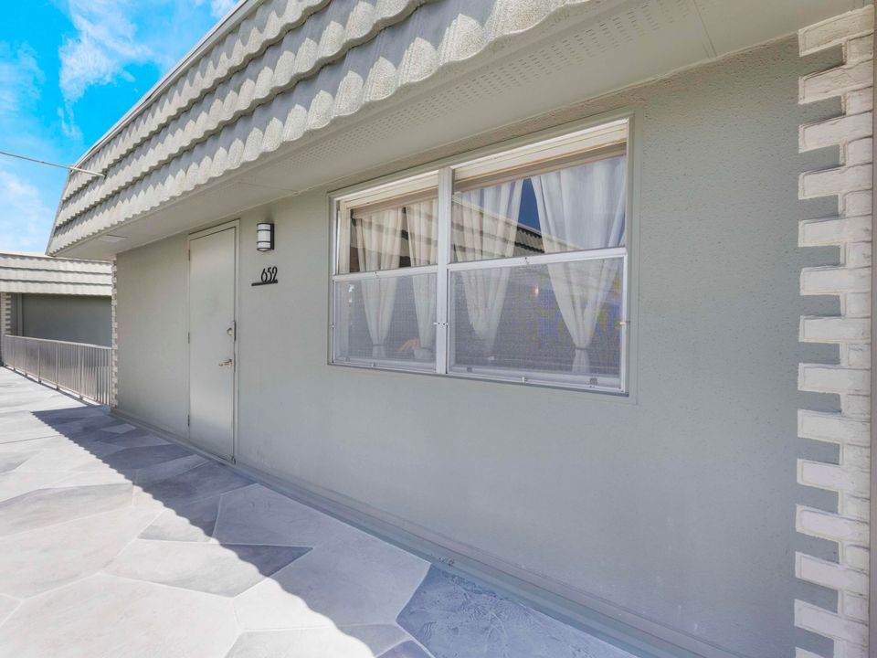 For Sale: $104,999 (2 beds, 2 baths, 880 Square Feet)