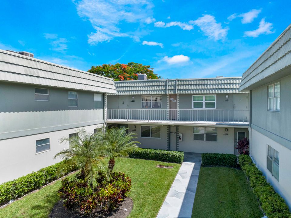 For Sale: $104,999 (2 beds, 2 baths, 880 Square Feet)