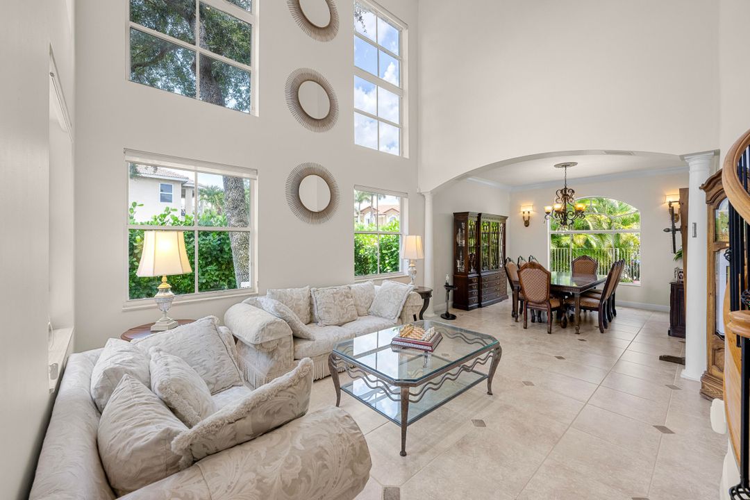 合同活跃: $1,299,000 (5 贝兹, 4 浴室, 4139 平方英尺)