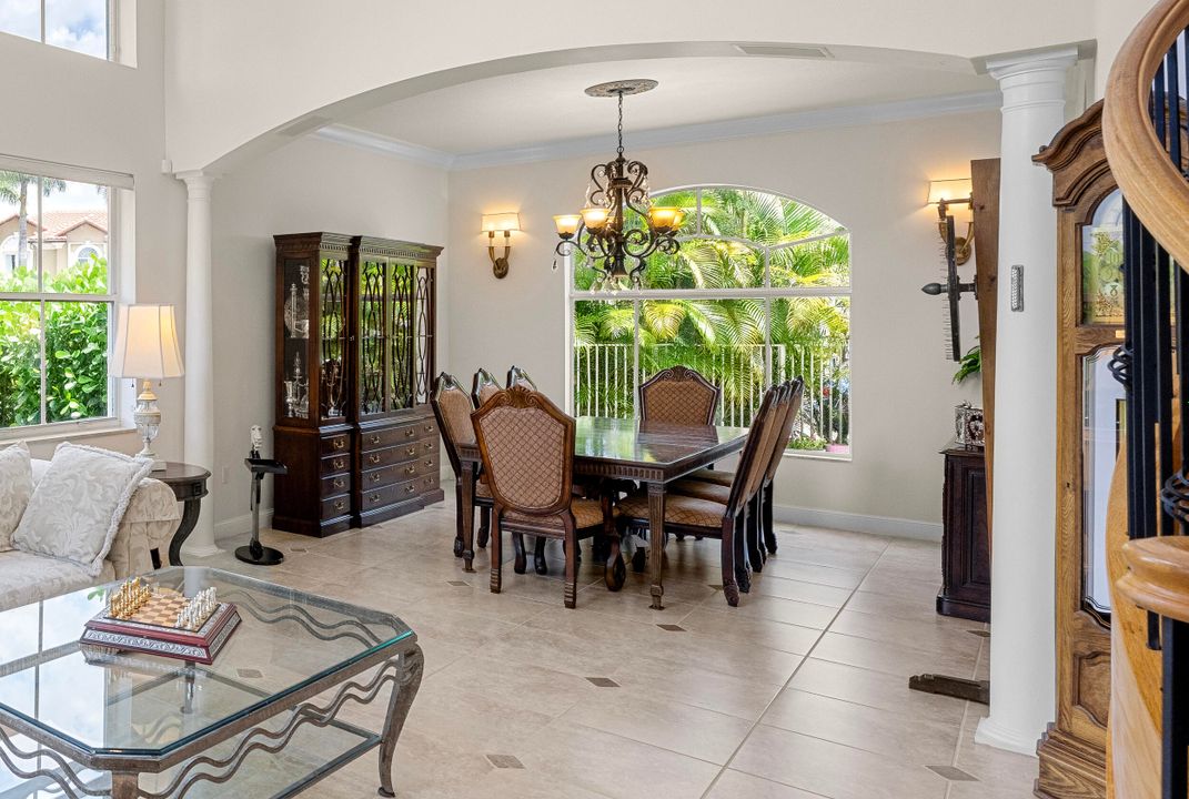 合同活跃: $1,299,000 (5 贝兹, 4 浴室, 4139 平方英尺)