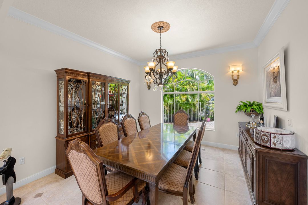 合同活跃: $1,299,000 (5 贝兹, 4 浴室, 4139 平方英尺)