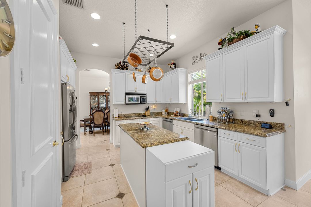 合同活跃: $1,299,000 (5 贝兹, 4 浴室, 4139 平方英尺)