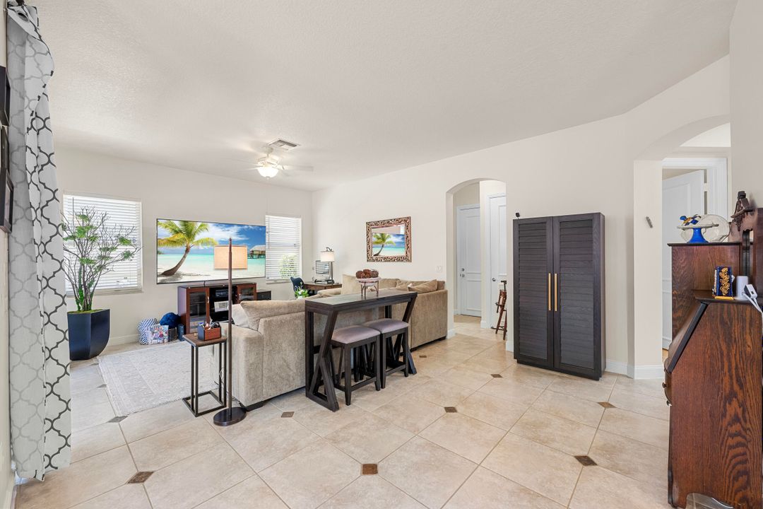 合同活跃: $1,299,000 (5 贝兹, 4 浴室, 4139 平方英尺)