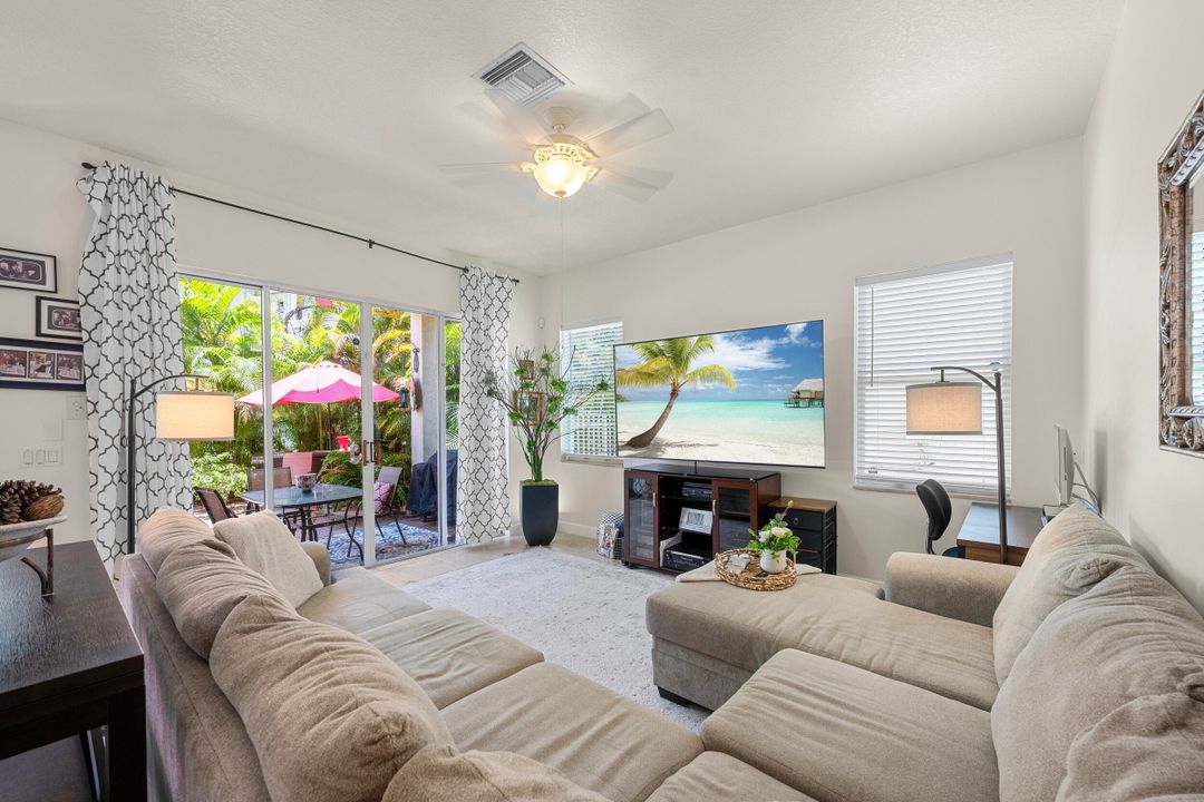 合同活跃: $1,299,000 (5 贝兹, 4 浴室, 4139 平方英尺)