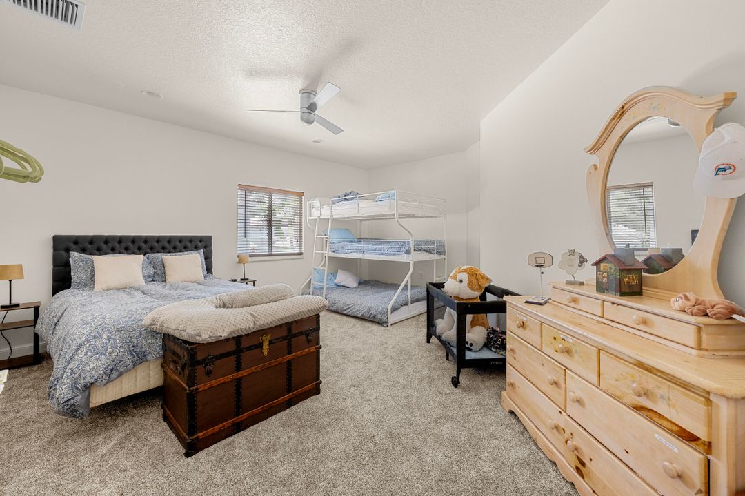 合同活跃: $1,299,000 (5 贝兹, 4 浴室, 4139 平方英尺)