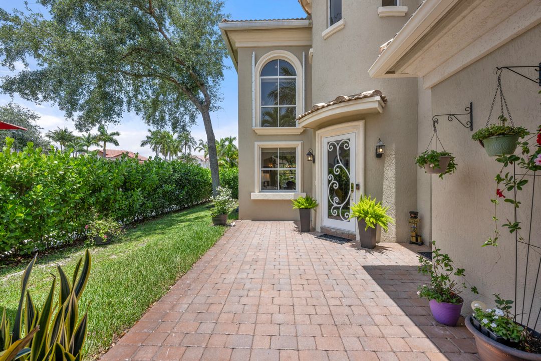 合同活跃: $1,299,000 (5 贝兹, 4 浴室, 4139 平方英尺)