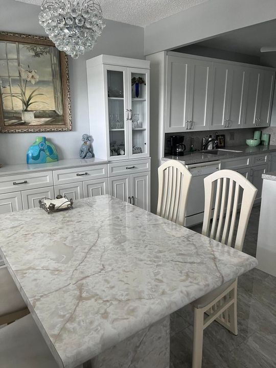 合同活跃: $3,000 (2 贝兹, 1 浴室, 880 平方英尺)