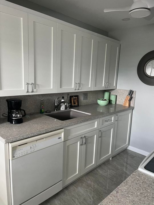 合同活跃: $3,000 (2 贝兹, 1 浴室, 880 平方英尺)