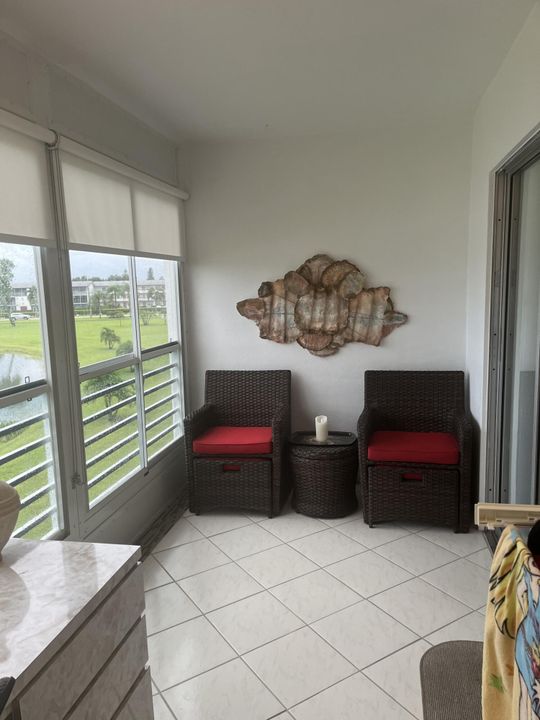 合同活跃: $3,000 (2 贝兹, 1 浴室, 880 平方英尺)