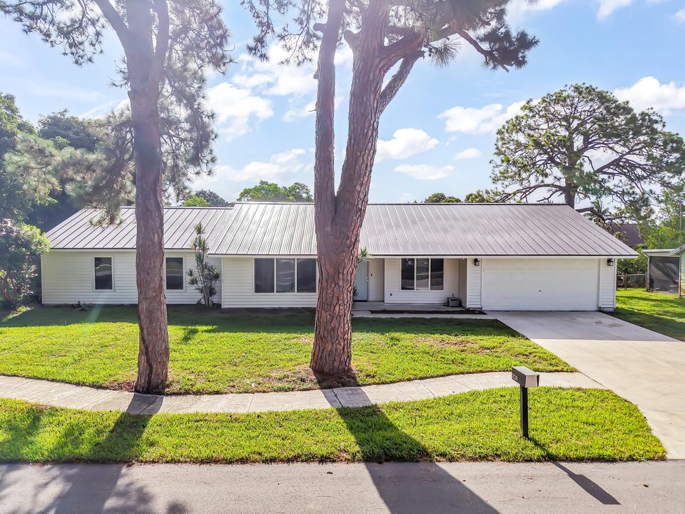 Недавно продано: $1,100,000 (4 спален, 2 ванн, 2029 Квадратных фут)