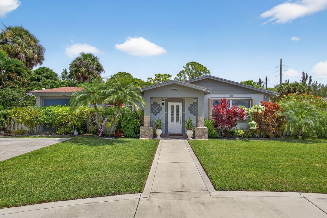 合同活跃: $650,000 (4 贝兹, 2 浴室, 1637 平方英尺)