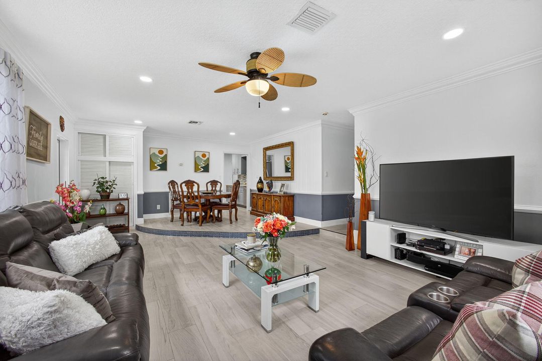 合同活跃: $650,000 (4 贝兹, 2 浴室, 1637 平方英尺)