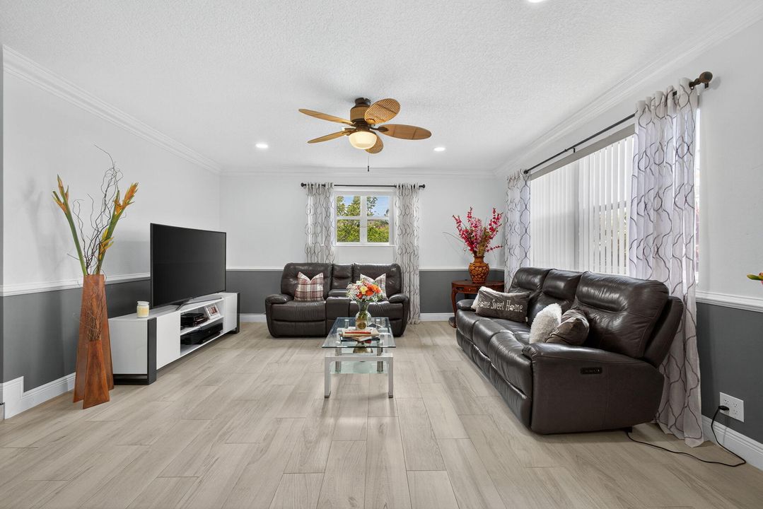 合同活跃: $650,000 (4 贝兹, 2 浴室, 1637 平方英尺)