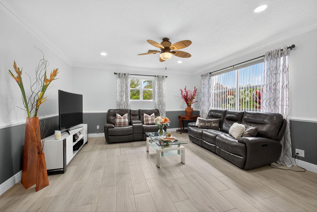 合同活跃: $650,000 (4 贝兹, 2 浴室, 1637 平方英尺)