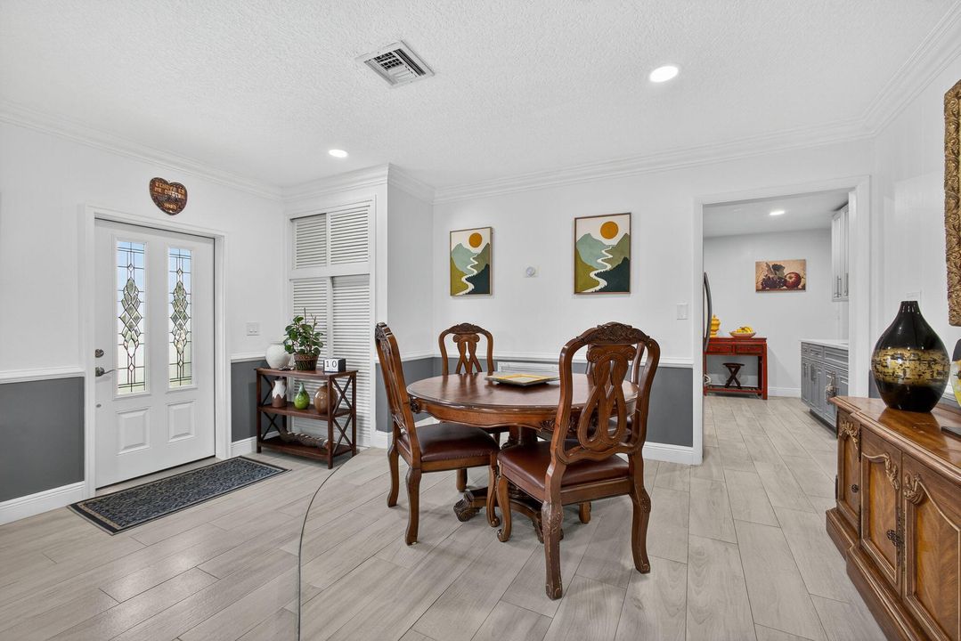 合同活跃: $650,000 (4 贝兹, 2 浴室, 1637 平方英尺)