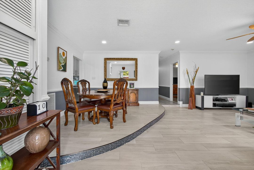 合同活跃: $650,000 (4 贝兹, 2 浴室, 1637 平方英尺)