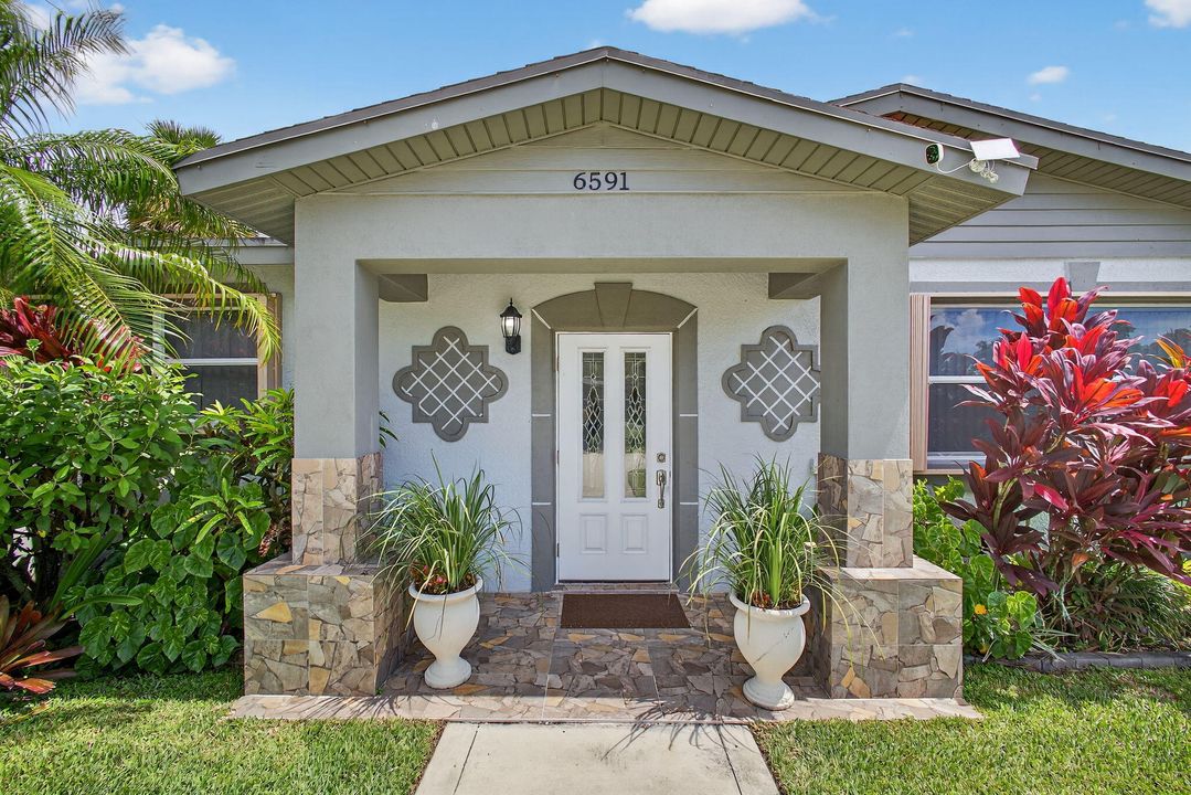 合同活跃: $650,000 (4 贝兹, 2 浴室, 1637 平方英尺)