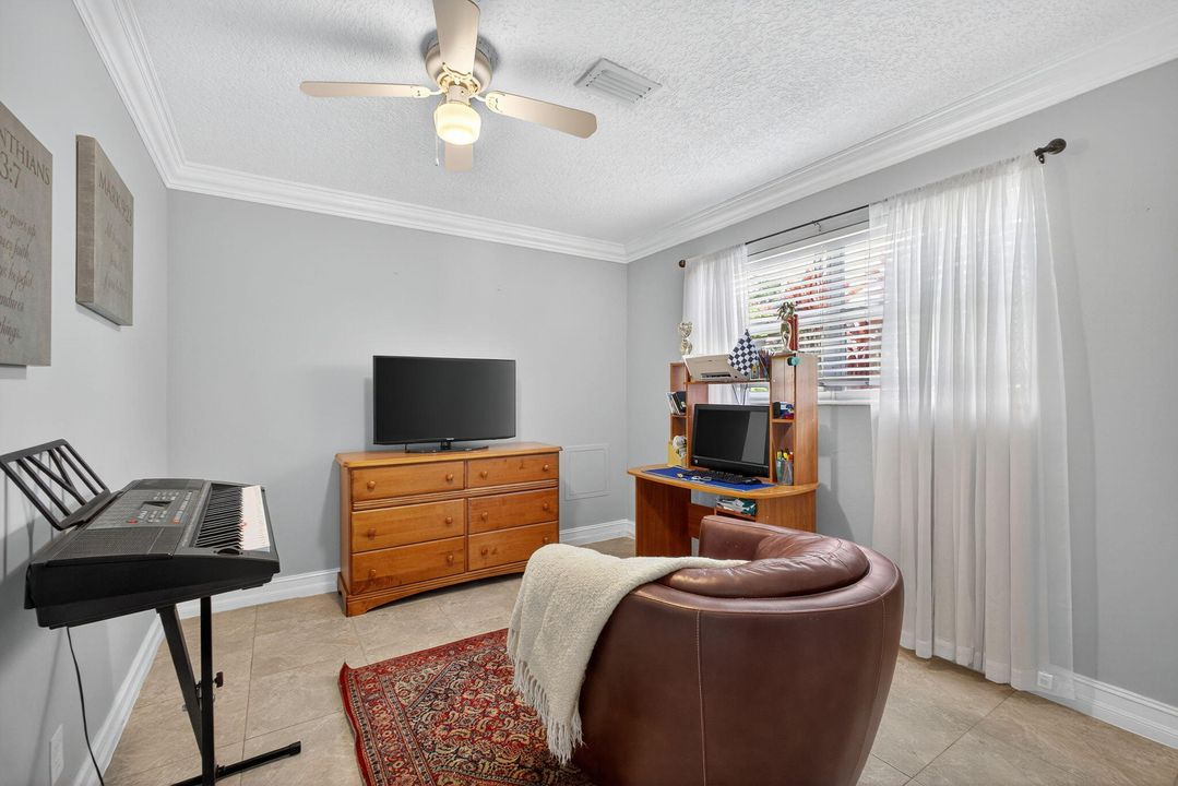 合同活跃: $650,000 (4 贝兹, 2 浴室, 1637 平方英尺)