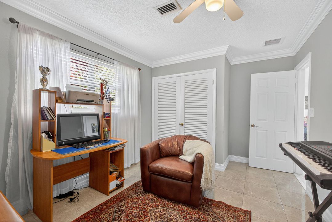 合同活跃: $650,000 (4 贝兹, 2 浴室, 1637 平方英尺)