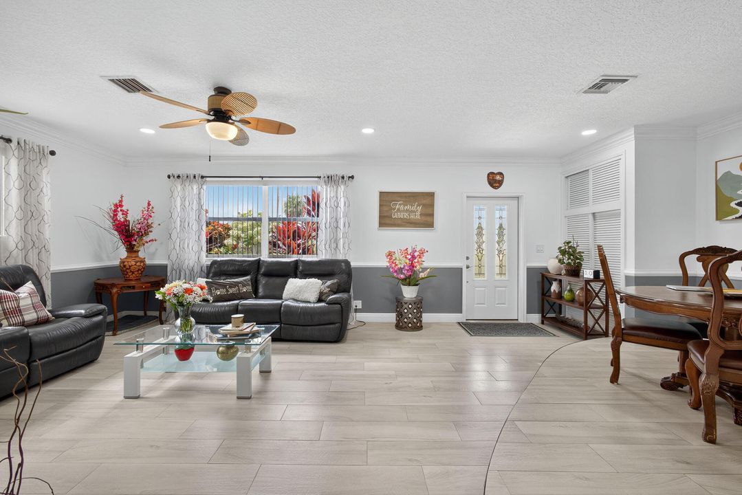 合同活跃: $650,000 (4 贝兹, 2 浴室, 1637 平方英尺)