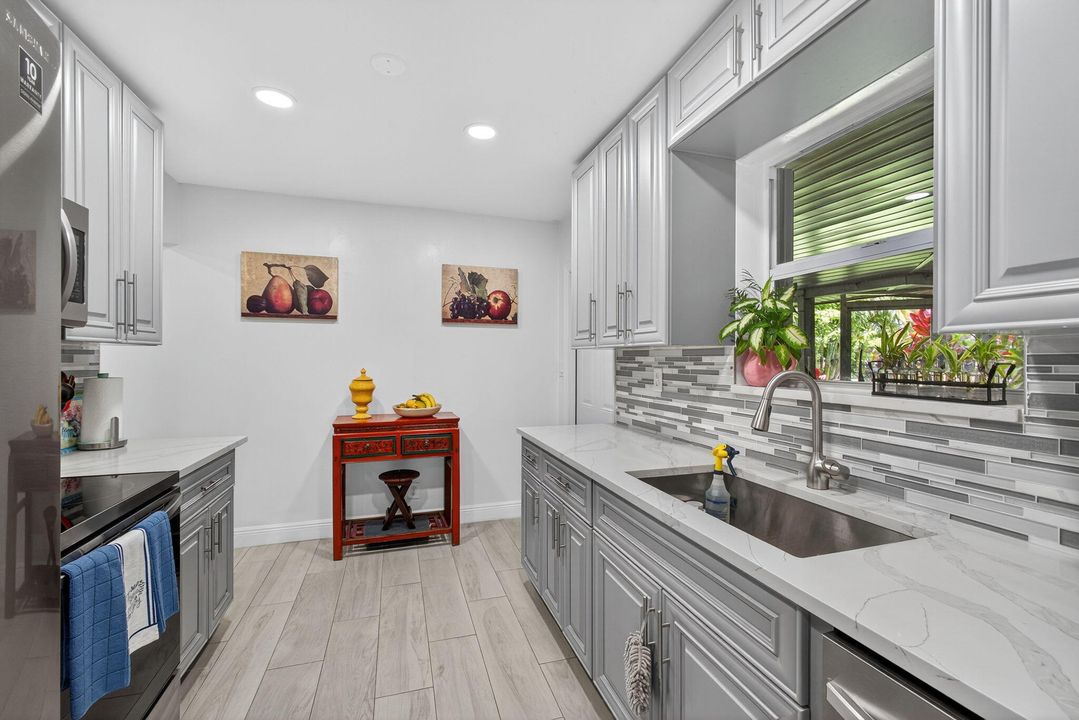 合同活跃: $650,000 (4 贝兹, 2 浴室, 1637 平方英尺)