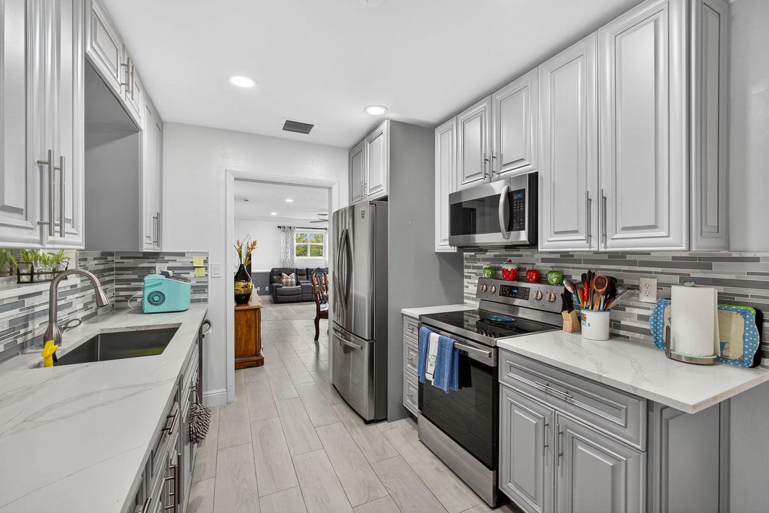 合同活跃: $650,000 (4 贝兹, 2 浴室, 1637 平方英尺)