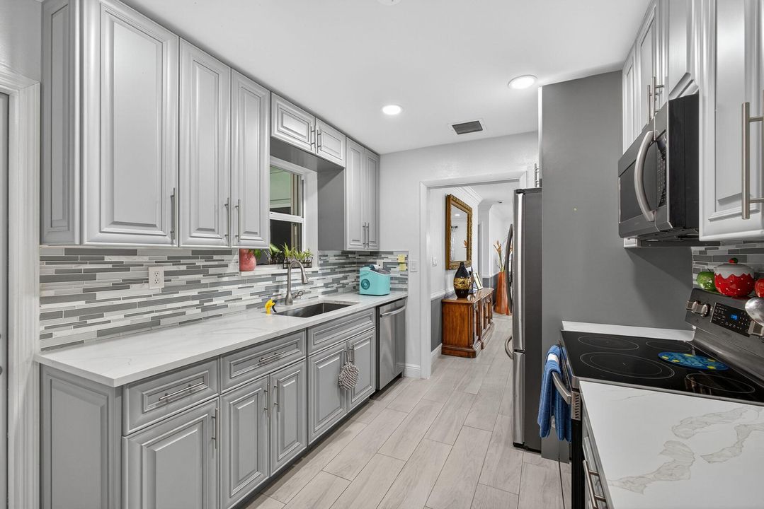 合同活跃: $650,000 (4 贝兹, 2 浴室, 1637 平方英尺)