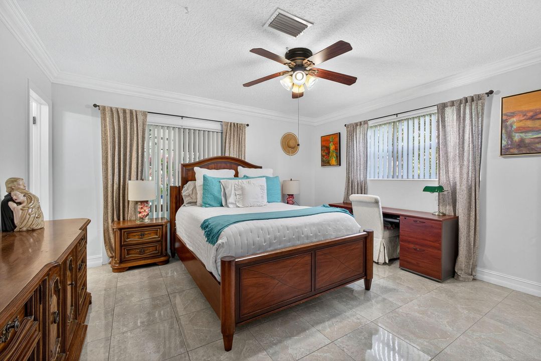 合同活跃: $650,000 (4 贝兹, 2 浴室, 1637 平方英尺)