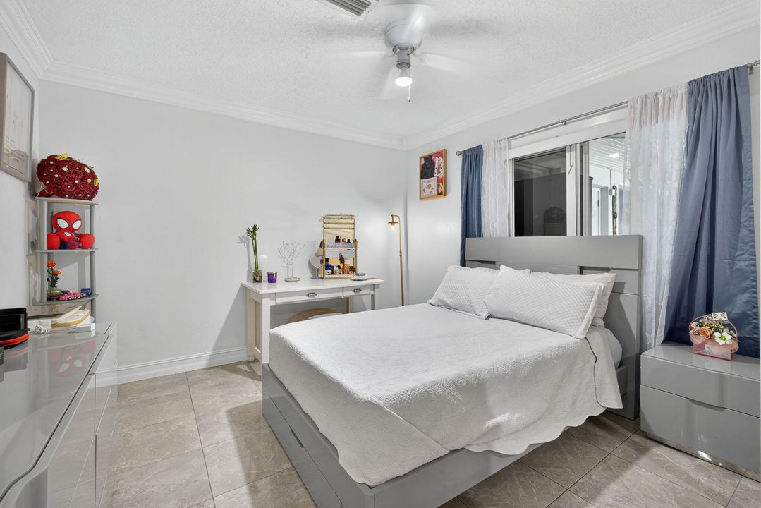 合同活跃: $650,000 (4 贝兹, 2 浴室, 1637 平方英尺)