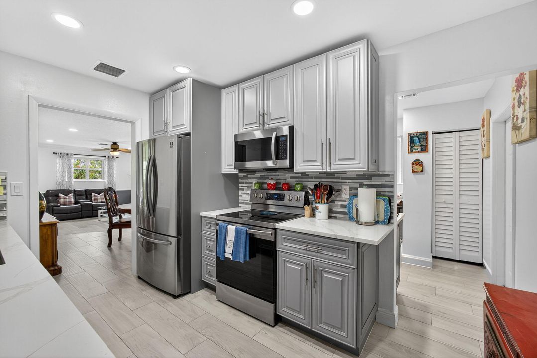 合同活跃: $650,000 (4 贝兹, 2 浴室, 1637 平方英尺)