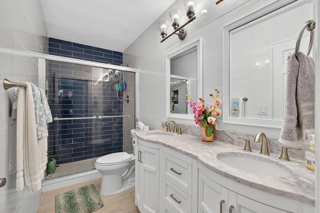 合同活跃: $650,000 (4 贝兹, 2 浴室, 1637 平方英尺)