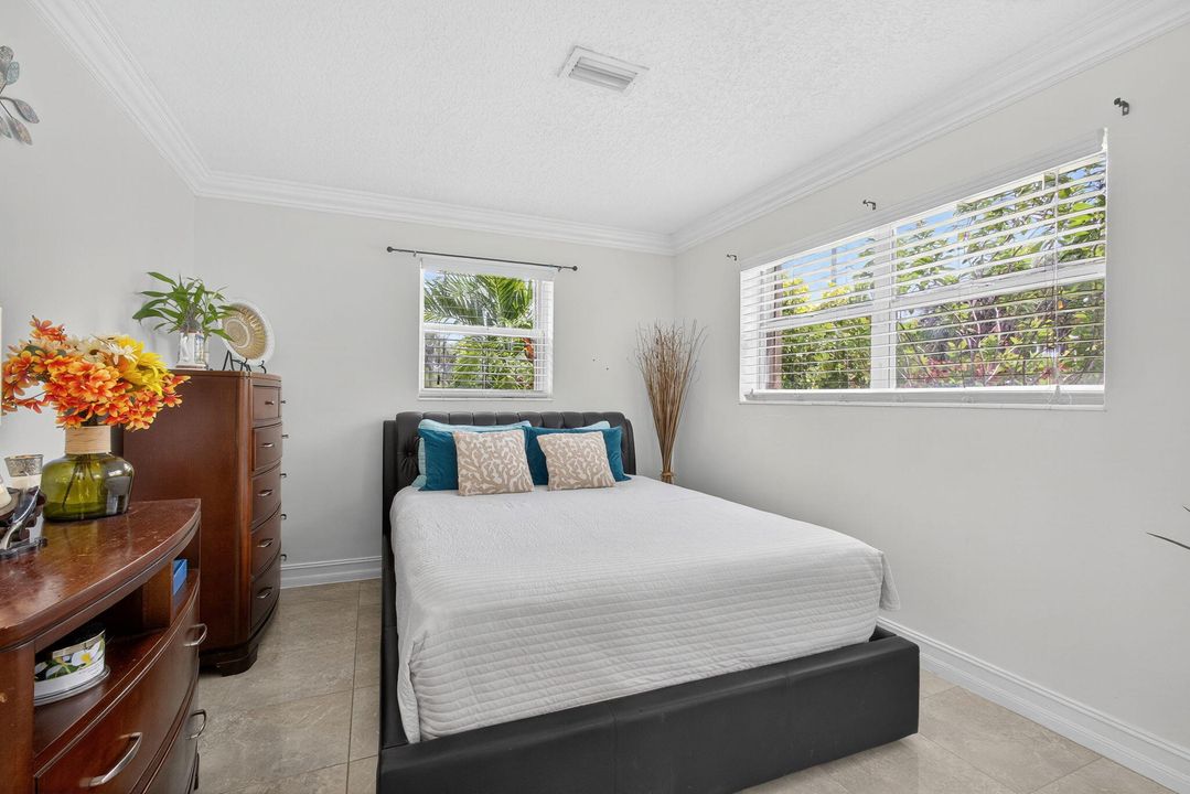 合同活跃: $650,000 (4 贝兹, 2 浴室, 1637 平方英尺)