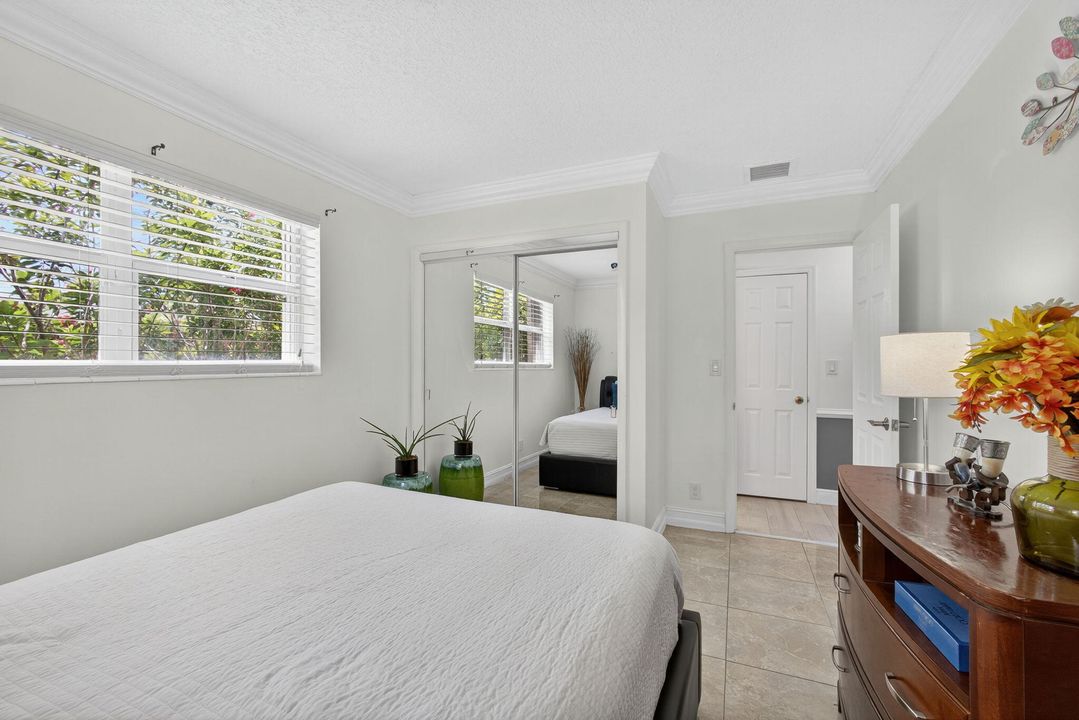 合同活跃: $650,000 (4 贝兹, 2 浴室, 1637 平方英尺)