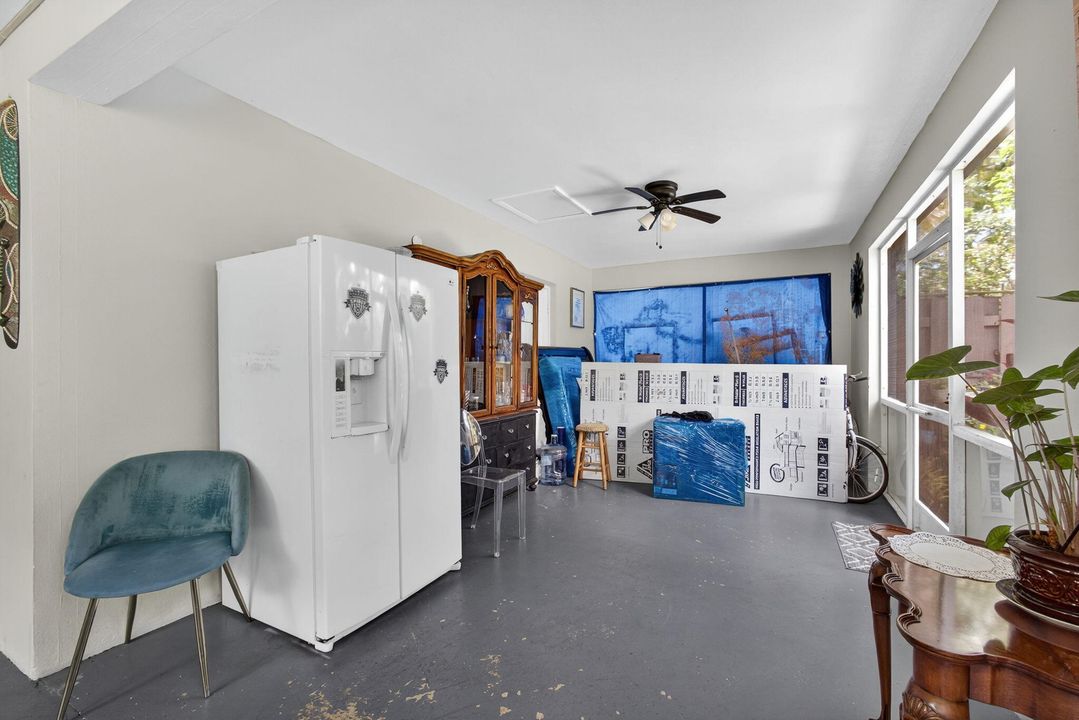 合同活跃: $650,000 (4 贝兹, 2 浴室, 1637 平方英尺)