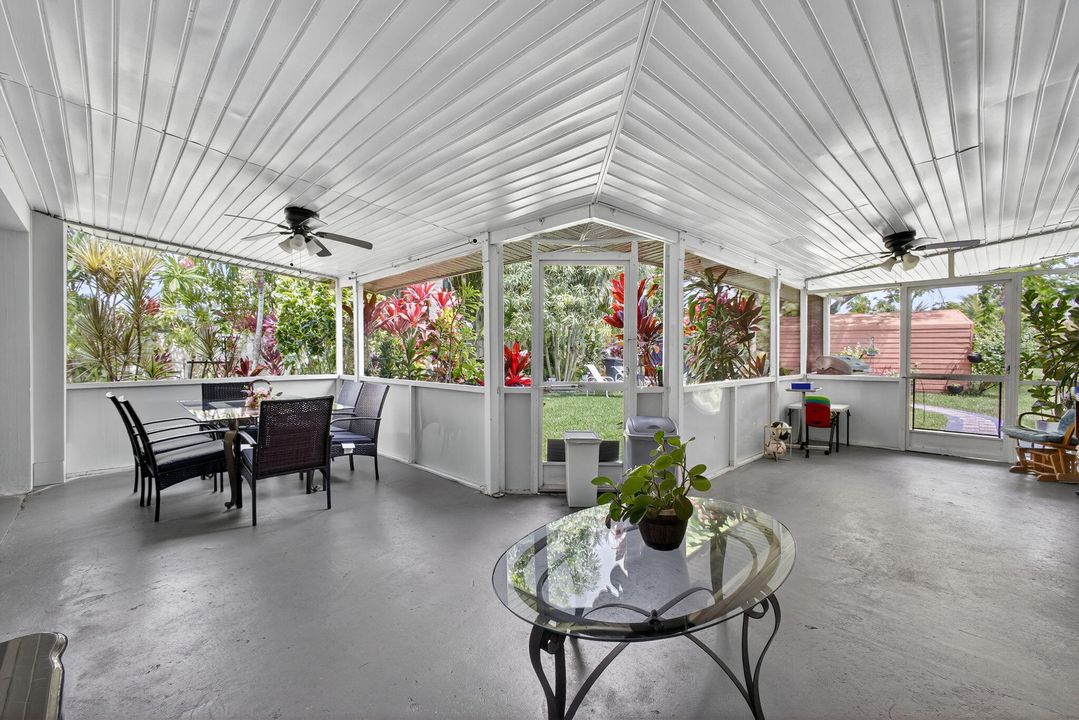 合同活跃: $650,000 (4 贝兹, 2 浴室, 1637 平方英尺)