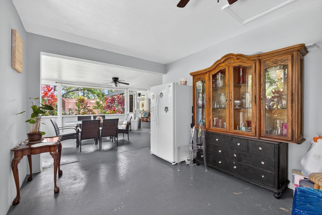 合同活跃: $650,000 (4 贝兹, 2 浴室, 1637 平方英尺)