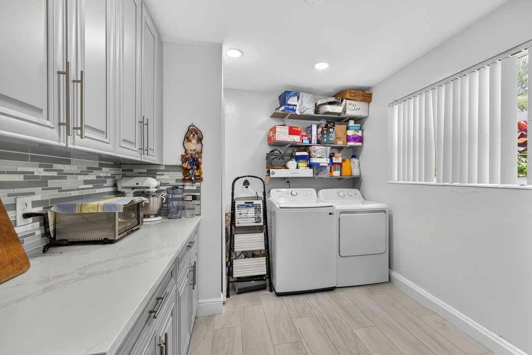 合同活跃: $650,000 (4 贝兹, 2 浴室, 1637 平方英尺)