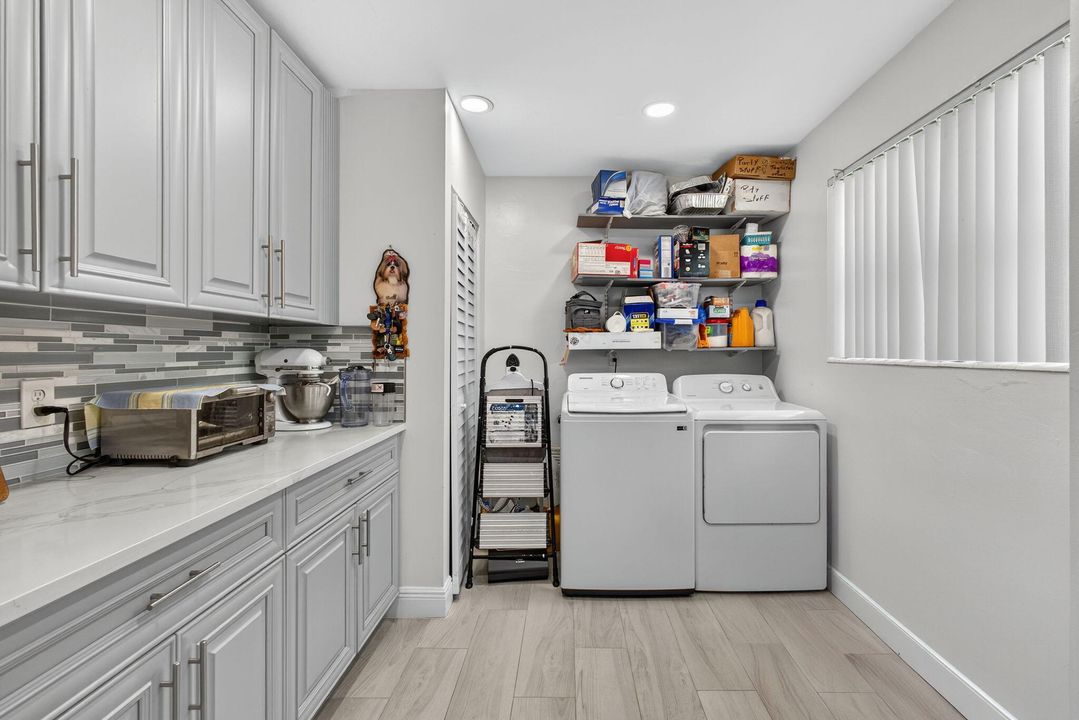 合同活跃: $650,000 (4 贝兹, 2 浴室, 1637 平方英尺)