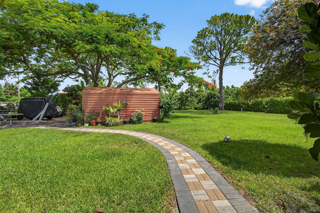 合同活跃: $650,000 (4 贝兹, 2 浴室, 1637 平方英尺)