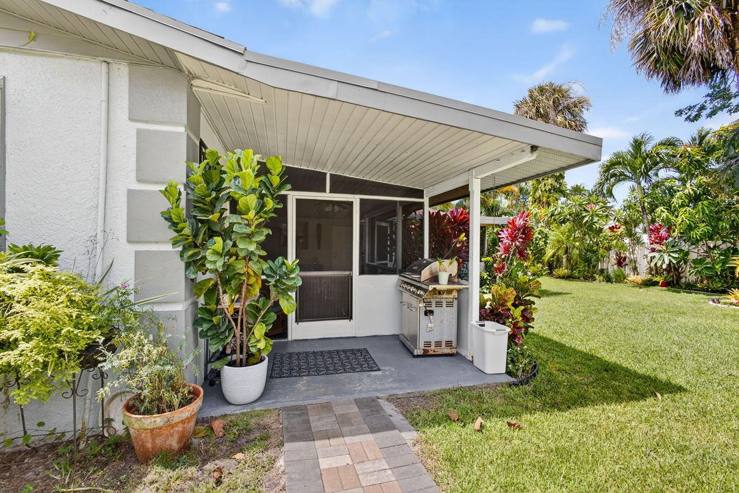 合同活跃: $650,000 (4 贝兹, 2 浴室, 1637 平方英尺)