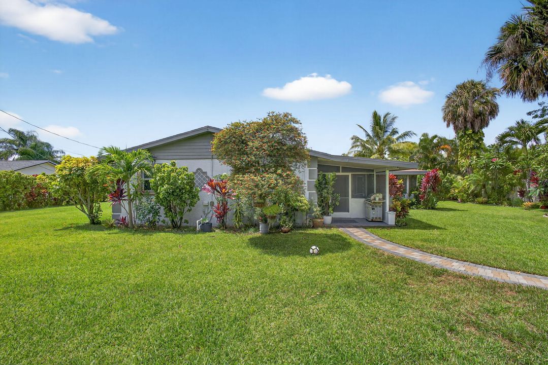 合同活跃: $650,000 (4 贝兹, 2 浴室, 1637 平方英尺)