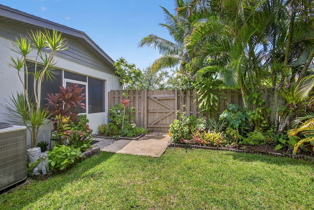 合同活跃: $650,000 (4 贝兹, 2 浴室, 1637 平方英尺)