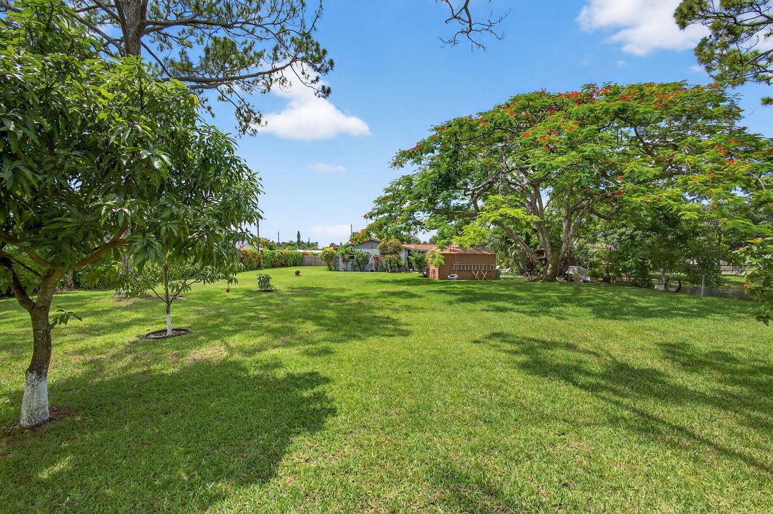 合同活跃: $650,000 (4 贝兹, 2 浴室, 1637 平方英尺)