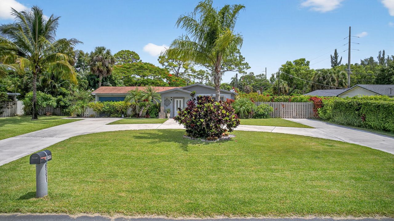 合同活跃: $650,000 (4 贝兹, 2 浴室, 1637 平方英尺)