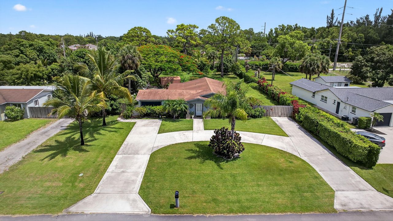 合同活跃: $650,000 (4 贝兹, 2 浴室, 1637 平方英尺)