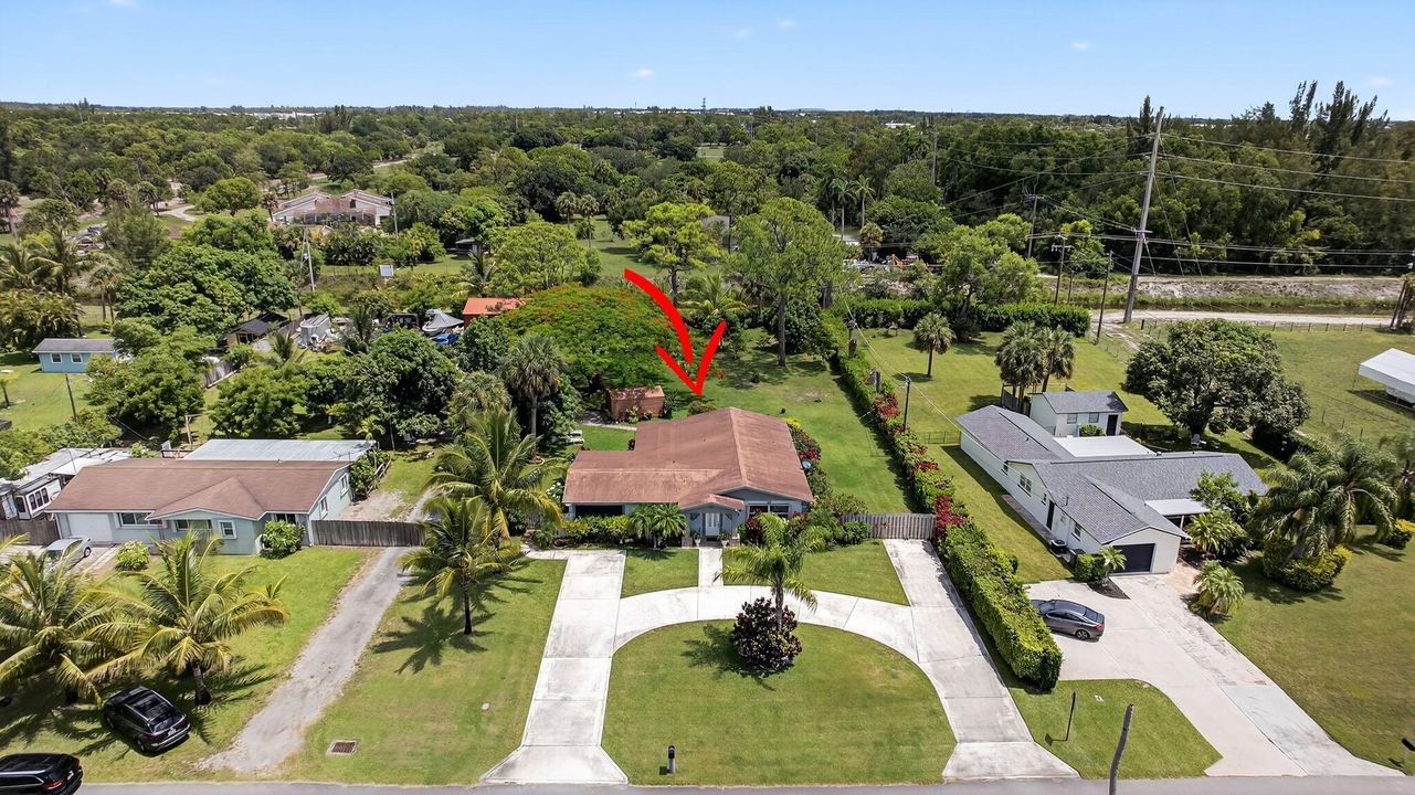 合同活跃: $650,000 (4 贝兹, 2 浴室, 1637 平方英尺)