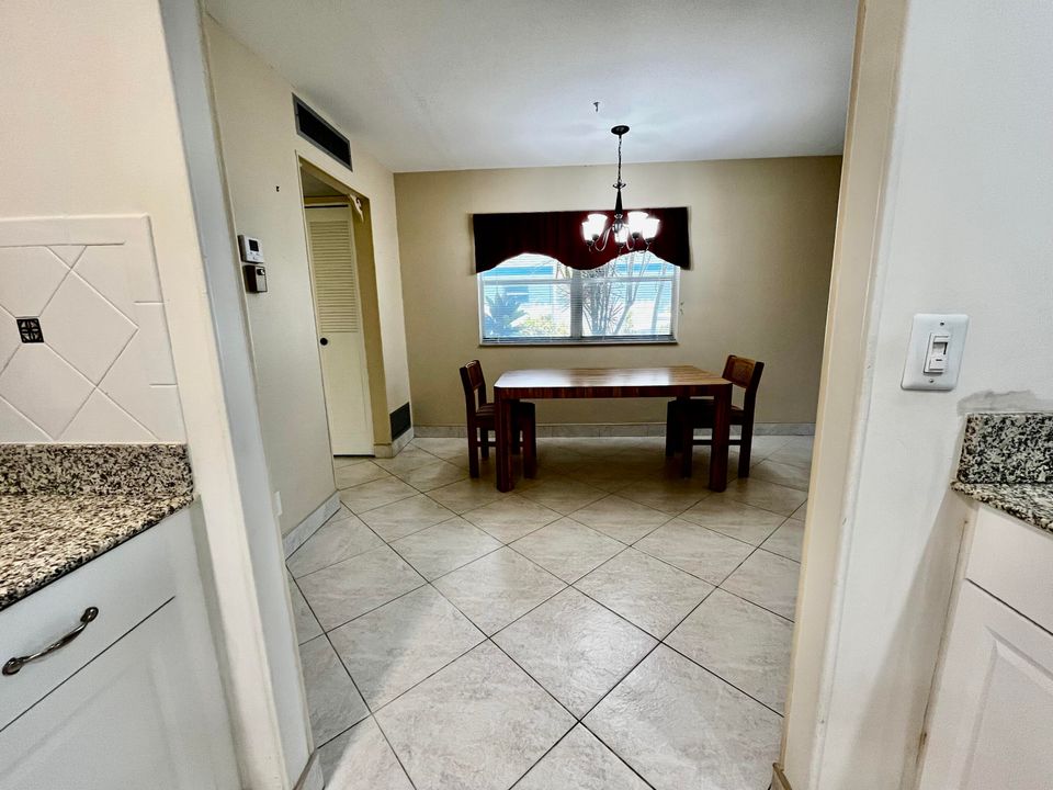 待售: $94,999 (1 贝兹, 1 浴室, 720 平方英尺)