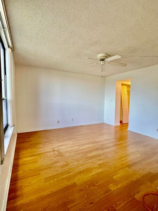 Active With Contract: $79,500 (1 beds, 1 baths, 839 Square Feet)