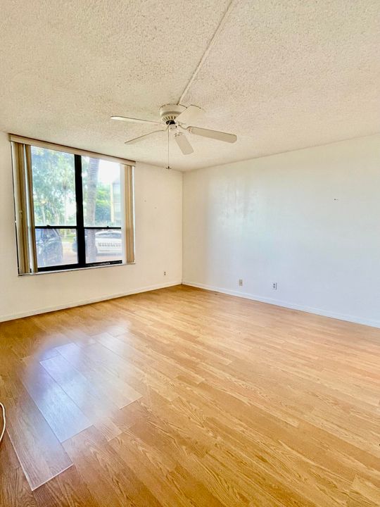Active With Contract: $79,500 (1 beds, 1 baths, 839 Square Feet)